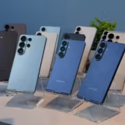 шесть смартфонов Samsung Galaxy S27 на выставке