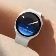 Galaxy Watch 9 и Watch Ultra 2 раскрыли в промо: новые цвета, 5000 нит и 800 мА·ч 3 умные часы Galaxy Watch 9 на руке с белым ремешком