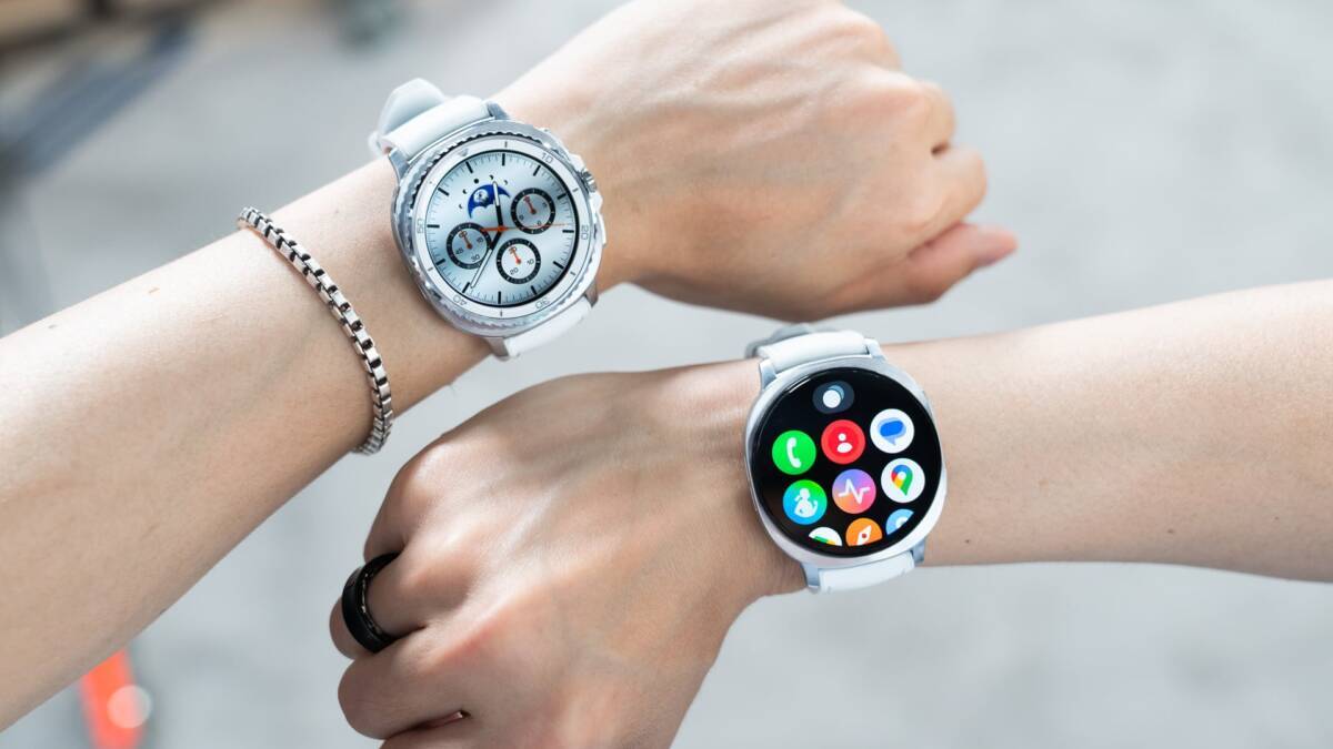 Четыре умных часа Galaxy Watch 9 на руках людей