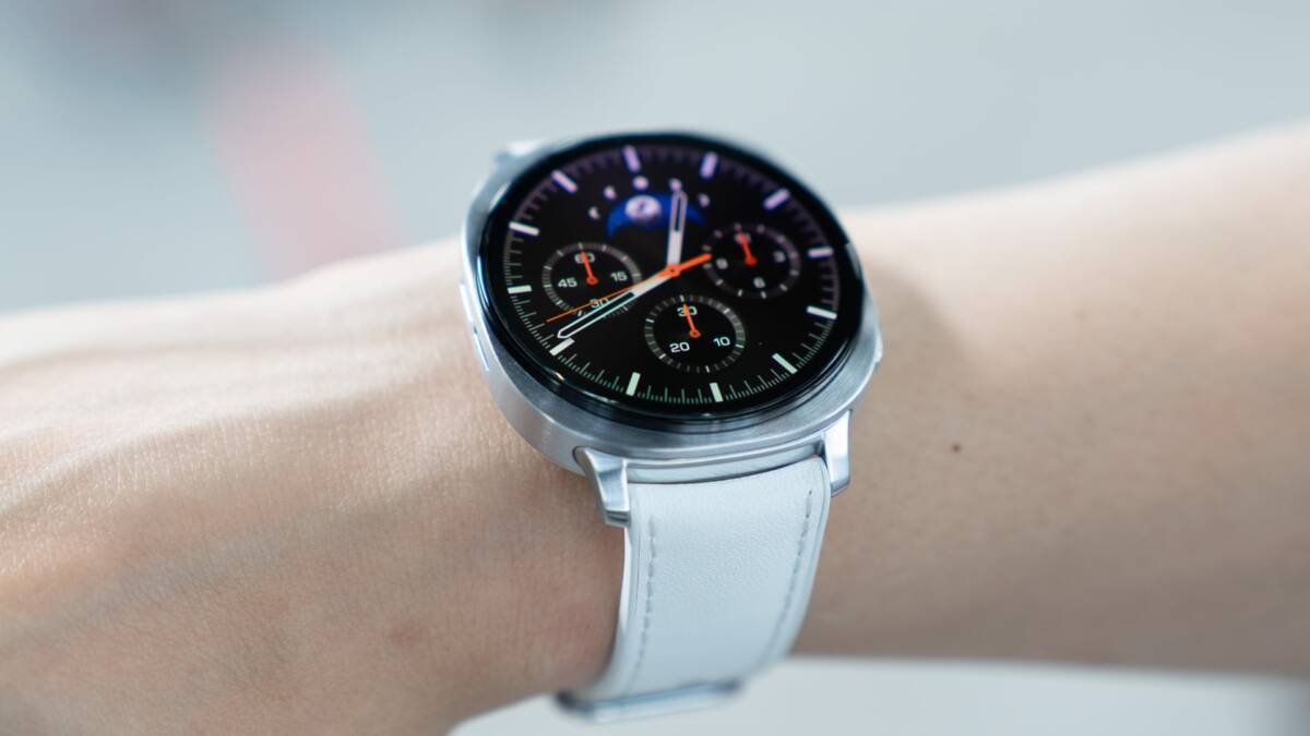 умные часы Samsung Galaxy Watch 6 на руке белый ремешок