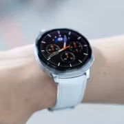 умные часы Galaxy Watch 9 на руке крупный план