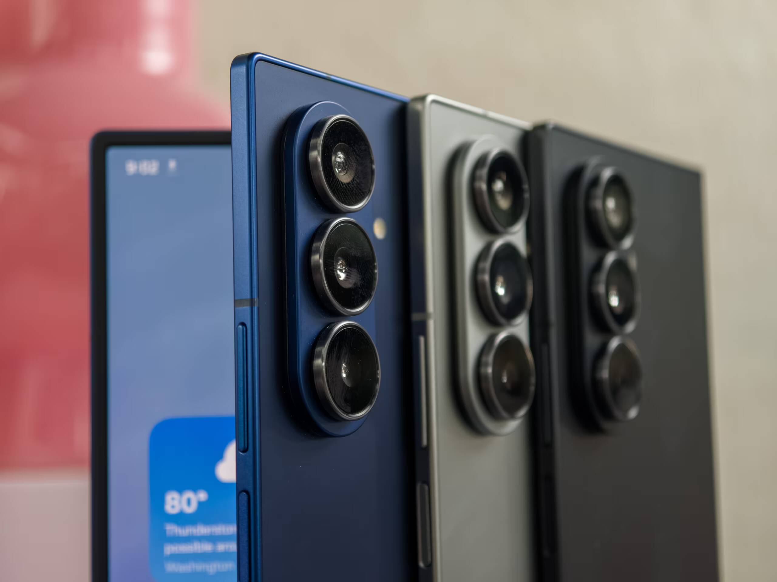 Samsung Galaxy Z Fold 8 Ultra: всё, что известно о флагманском складном смартфоне 10 Два смартфона Samsung Galaxy Z Fold 8 Ultra соусновными камерами