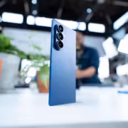 Samsung Galaxy Z Fold 8 стоит на столе в офисе