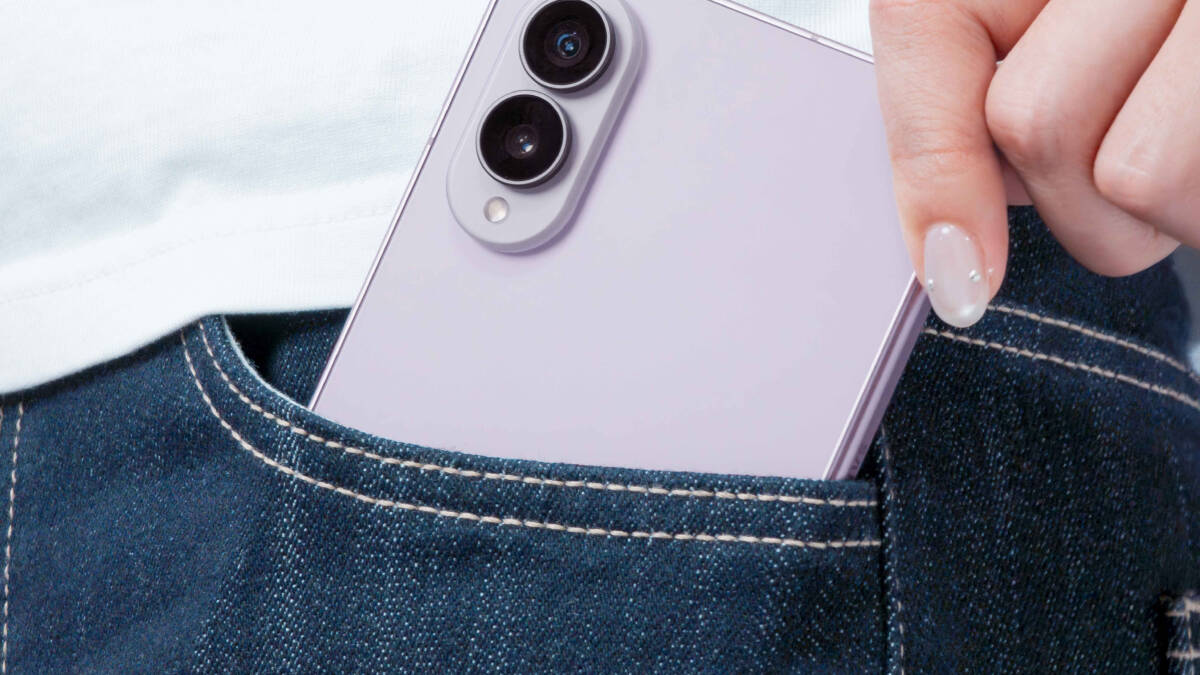 Человек держит смартфон Galaxy Z Fold 8 в руке