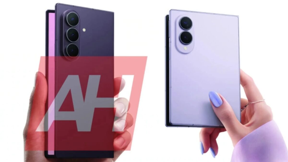 Два смартфона Samsung Galaxy Z Fold 8 Ultra в руке