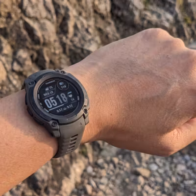 Garmin подняла прогноз после рекордного квартала на фоне новых часов и покупок 5 Часы Garmin на руке показывают время и дату