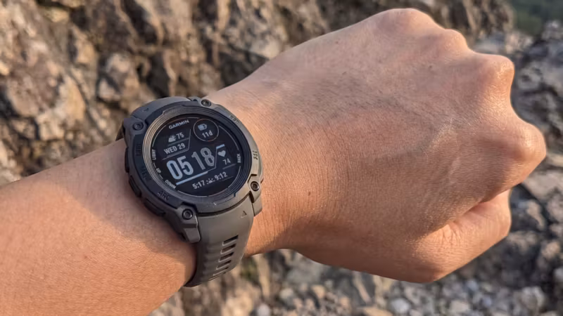 Часы Garmin на руке показывают время и дату