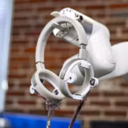 Гарнитура Spherephones на роботической руке