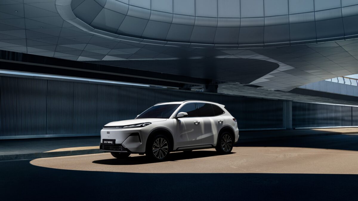 Электромобиль Geely EX5 EM-R на улице в тени