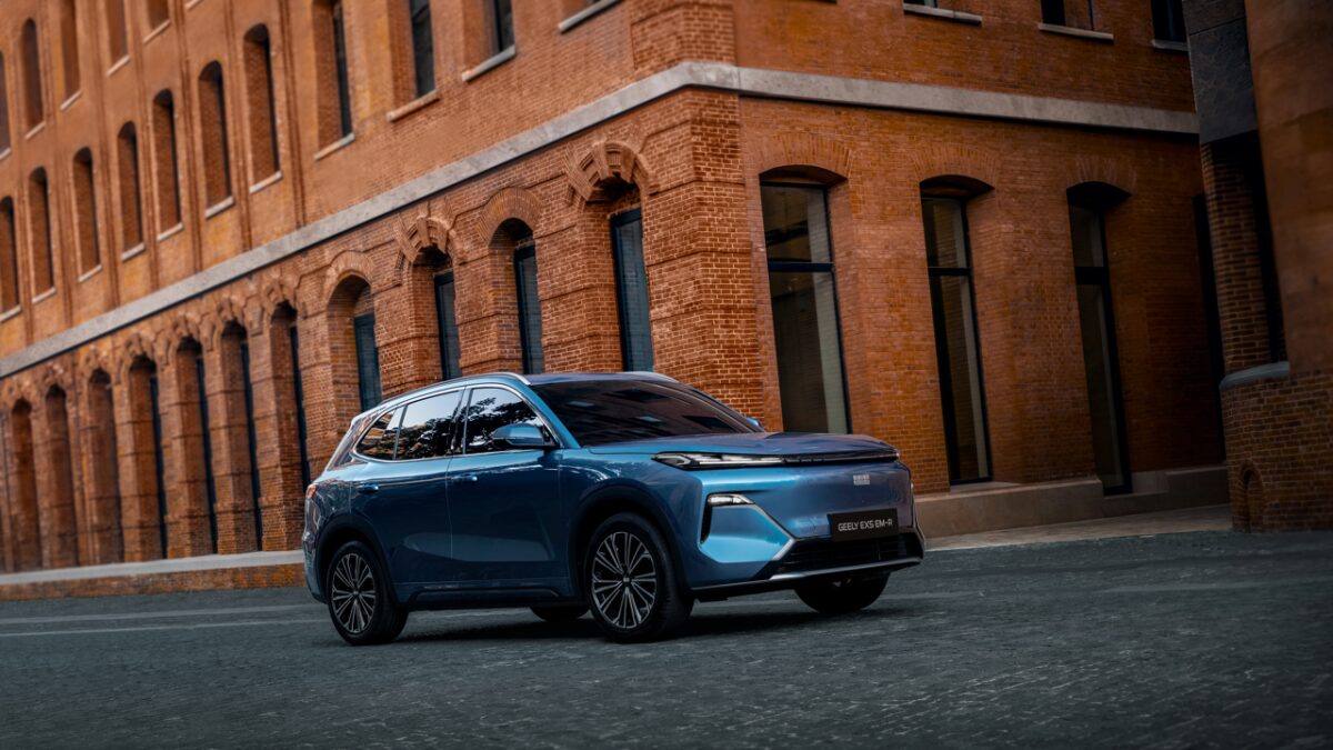 Электромобиль Geely EX5 EM-R на городской улице
