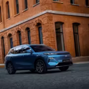 Электромобиль Geely EX5 EM-R на городской улице