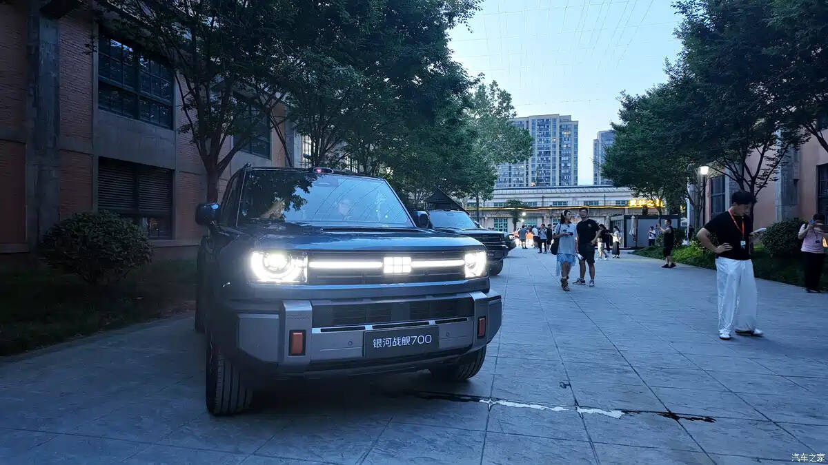 Geely показала внедорожник Galaxy Battleship 700 с 1129 л.с. и 185 км на электричестве 7 Geely показала внедорожник Galaxy Battleship 700 с 1129 л.с. и 185 км на электричестве