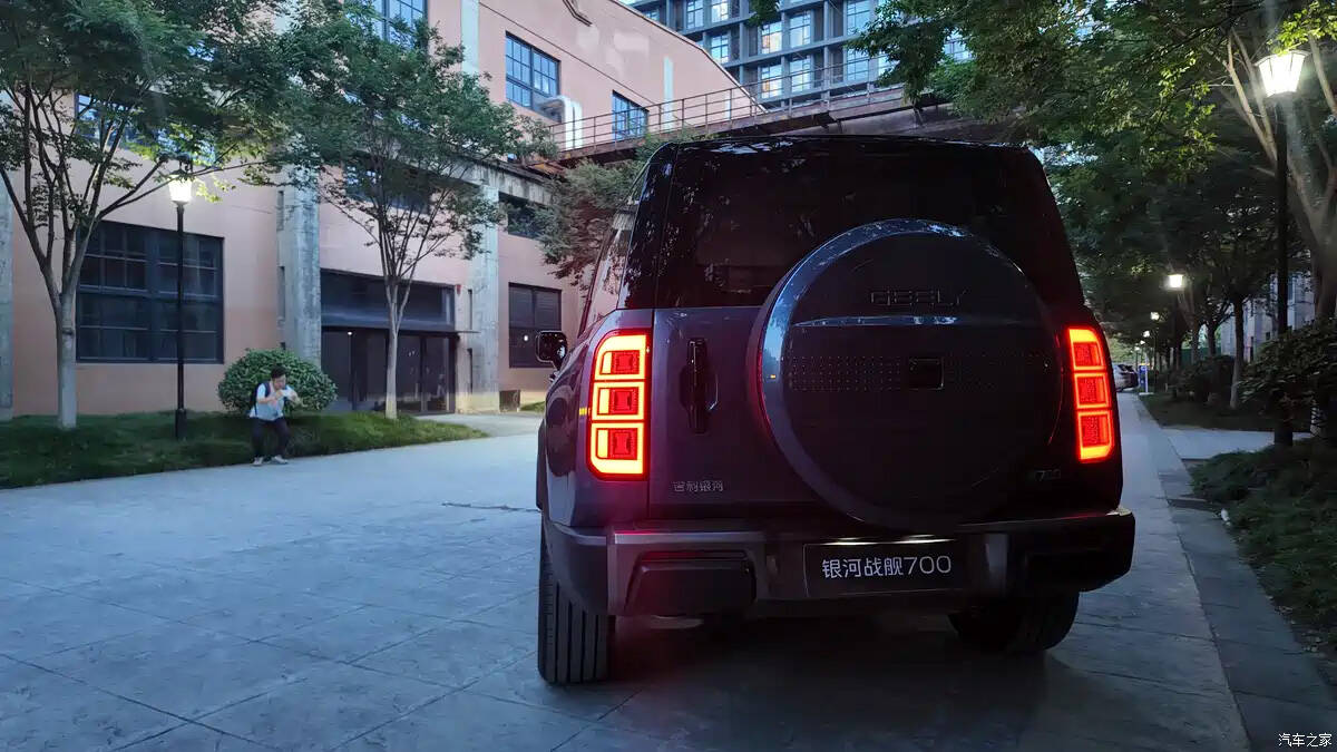 Geely показала внедорожник Galaxy Battleship 700 с 1129 л.с. и 185 км на электричестве 9 Geely показала внедорожник Galaxy Battleship 700 с 1129 л.с. и 185 км на электричестве
