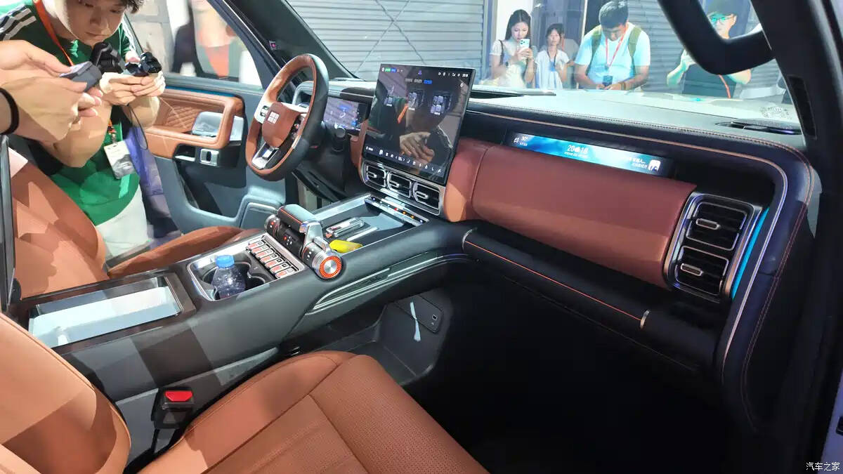 Geely показала внедорожник Galaxy Battleship 700 с 1129 л.с. и 185 км на электричестве 10 Geely показала внедорожник Galaxy Battleship 700 с 1129 л.с. и 185 км на электричестве