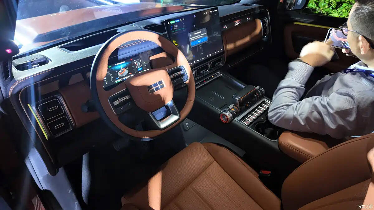 Geely показала внедорожник Galaxy Battleship 700 с 1129 л.с. и 185 км на электричестве 11 Geely показала внедорожник Galaxy Battleship 700 с 1129 л.с. и 185 км на электричестве