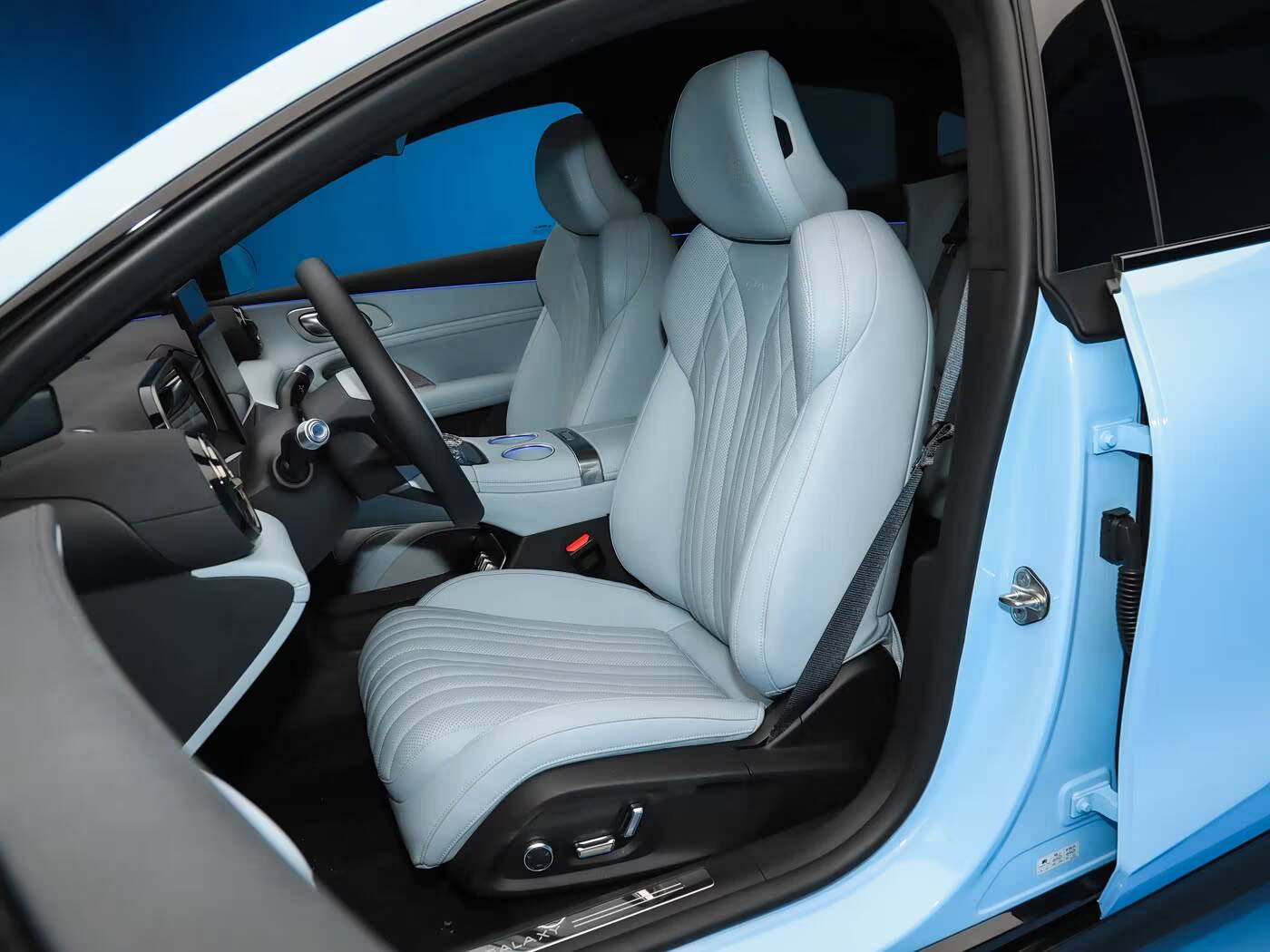 Geely вывела на рынок 578-сильный Galaxy TT Ultra за $29 тыс. 2 Интерьер электромобиля Geely Galaxy TT Ultra белые сиденья