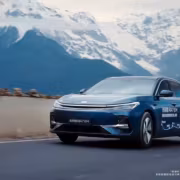 Гибридный седан Geely Galaxy A7 EM на дороге