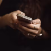 В России снизился дневной охват Telegram и WhatsApp 4 Руки держат телефон с приложением Telegram и WhatsApp