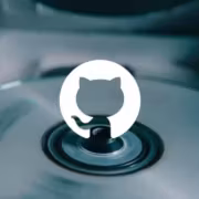 GitHub логотип на вращающемся CD-ROM
