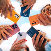 Люди держат смартфоны Samsung и Apple в руках