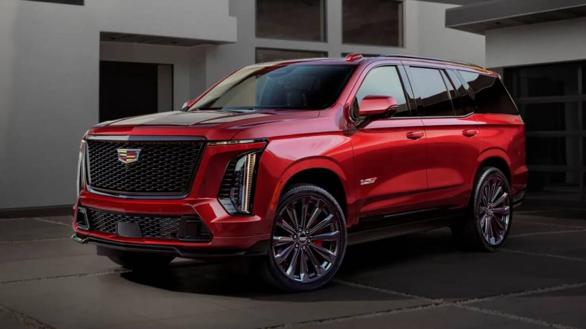 Красный внедорожник Cadillac Lyriq передний вид