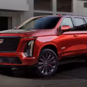 Красный внедорожник Cadillac Lyriq передний вид