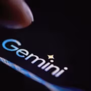 Логотип Gemini на темном фоне с линиями световыми