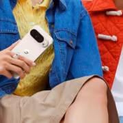 Мужчина с телефоном Google Pixel 6 телефон