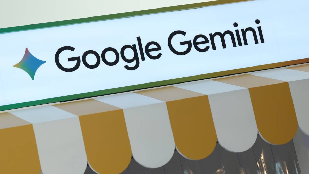 Google обвинили в обучении Gemini на пиратских книгах и научных статьях 4 Лифт с дисплеем и кнопками внутри кабины