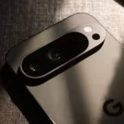 смартфон Google Pixel с тройной камерой и логотипом