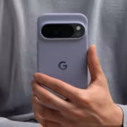 Человек держит смартфон Pixel 10 в руке
