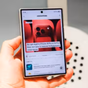 смартфон Samsung Galaxy Z Fold 8 на экране телефона