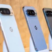 Четыре смартфона Google Pixel 11 на дисплеях