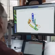 Компьютерный экранин с 3D моделями белков Google AlphaFold