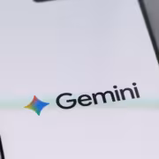 Google расширила доступ к агентскому ИИ-ассистенту Gemini Spark 7 Мобильный телефон с логотипом Gemini Spark