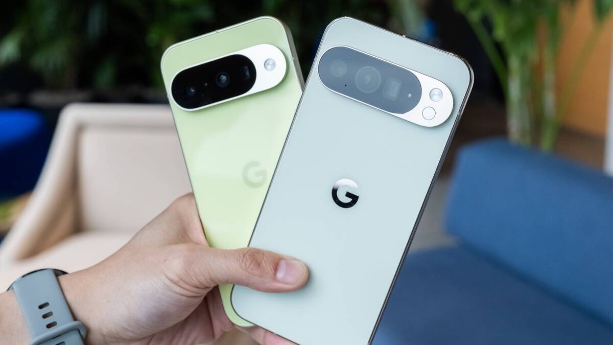 Две Google Pixel 11 в руках владельца