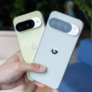 Две Google Pixel 11 в руках владельца