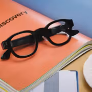 Halliday вернулась с G2 после провала: $599, waveguide и ставка на встречи 5 Очки и книга с названием Halliday на оранжевой обложке