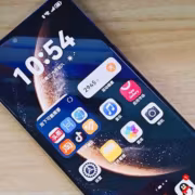 Смартфон Huawei Mate 80 с экраном и ярлыками Huawei