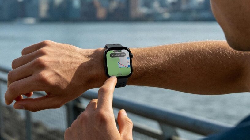 Часы HAYLOU Watch Hyper на руке показывают GPS карту