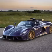 Гиперкар Hennessey Venom F5-M Roadster на дороге