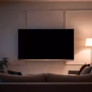 телевизор Hisense в гостиной с диваном и торшером