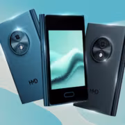 Два смартфона HMD Touch AI с черными и синими корпусами