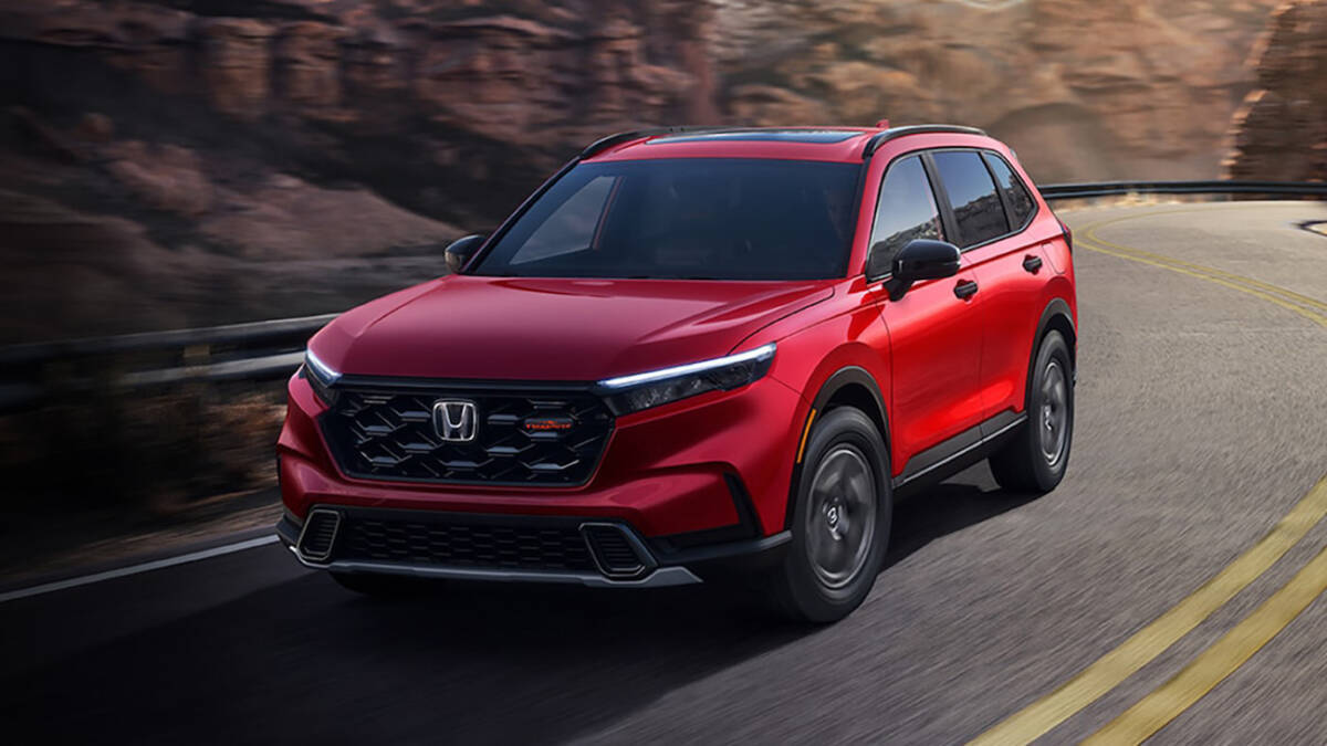 Honda CR-V обошёл Ford F-150 и возглавил продажи автомобилей в США в 2026 году 1 Красный Honda CR-V на интервью в движении