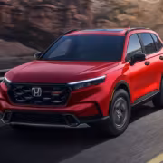 Красный Honda CR-V на интервью в движении