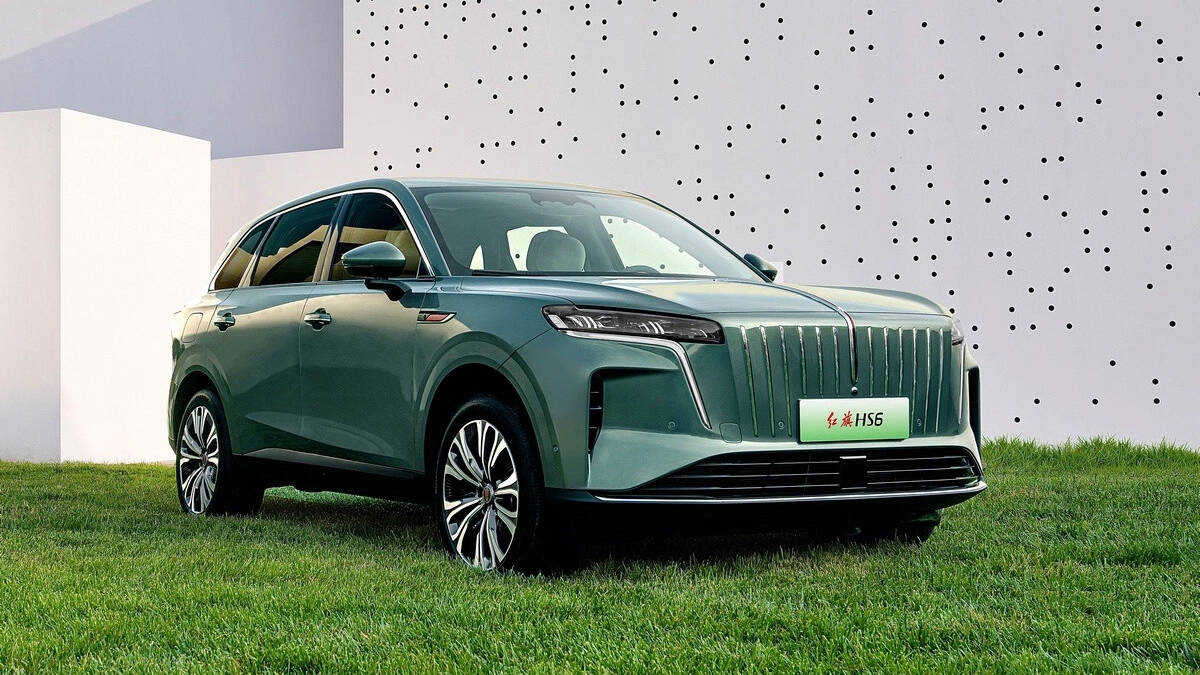 Hongqi HS6 приедет в Россию с запасом хода 2300 км и 495 л.с. 3 кроссовер Hongqi HS6 зеленый автомобиль на газоне