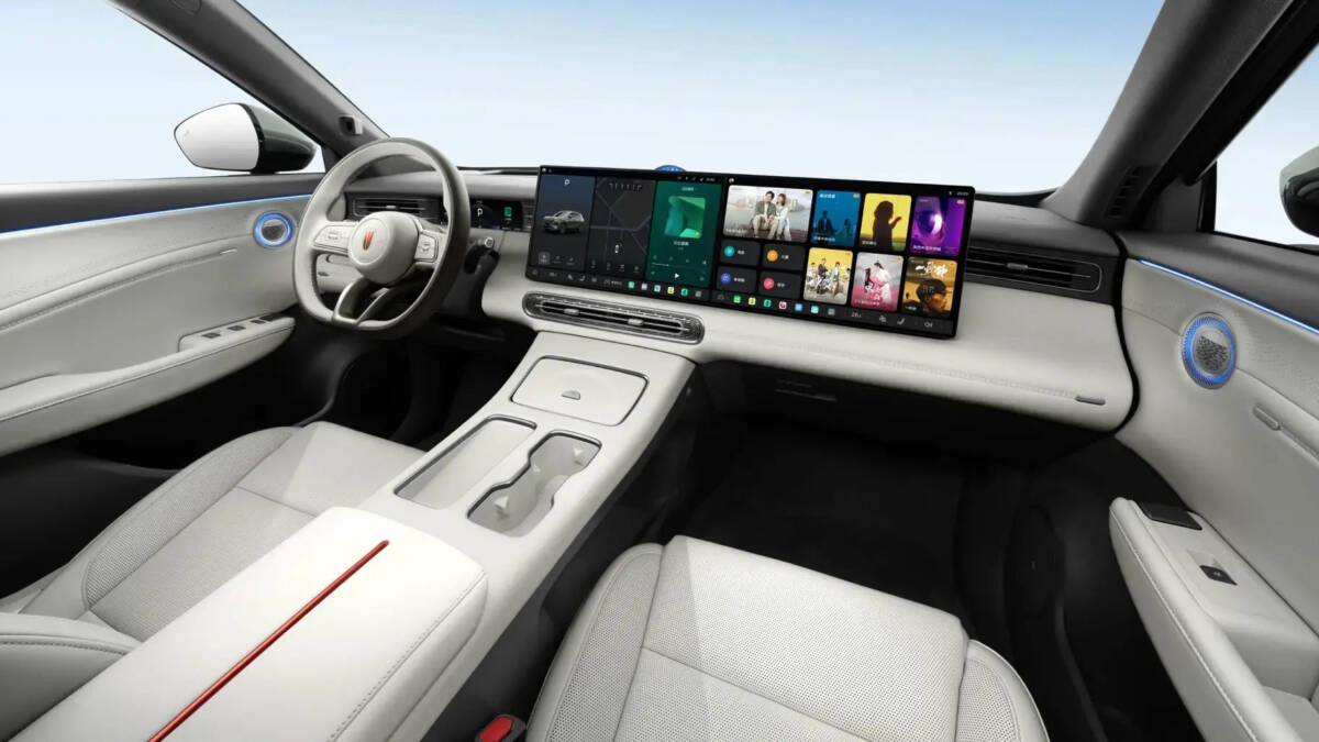 Hongqi HS6 приедет в Россию с запасом хода 2300 км и 495 л.с. 2 Интерьер Hongqi HS6 с большим сенсорным экраном