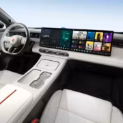 Hongqi HS6 приедет в Россию с запасом хода 2300 км и 495 л.с. 1 Интерьер Hongqi HS6 с большим сенсорным экраном