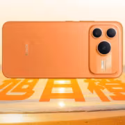 Выгляд смартфона Honor с тремя камерами на задней панели