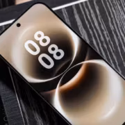 Смартфон Huawei Enjoy 100 на столе